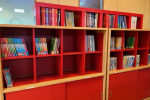 boekenkast in de grote hal